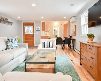 Commercial St Private Patio Dog Welcome - Provincetown - Living room
