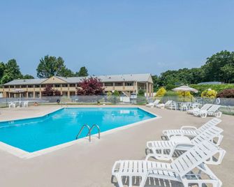 Super 8 by Wyndham Old Saybrook - Old Saybrook - Zwembad