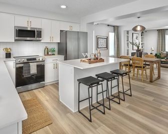 Stylish and Cozy Townhome - Spruce Grove - Kitchen