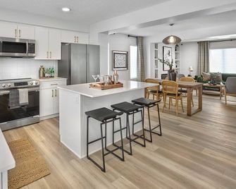 Stylish and Cozy Townhome - Spruce Grove - Kitchen