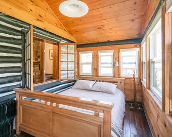 Quiet cabin 12 minutes from Crystal Beach - enjoy the beach, not the crowds! - Fort Erie - Bedroom