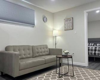 Guest Suite - Cozy Crib - Regina - Living room