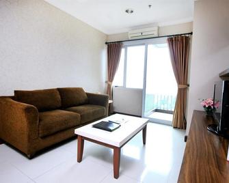 Galeri Ciumbuleuit Family & Business Hotel - Bandung - Living room