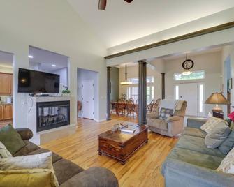 Classy Home with Hot Tub and Mt Jefferson Views! - West Jefferson - Living room