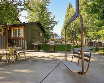 Shasta View Lodge - Cabin 2 - McCloud - Patio