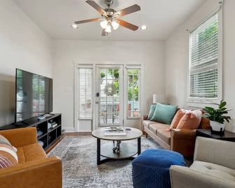 Quiet and Walkable Neighborhood - 10 Min to FQ/DT! - New Orleans - Living room