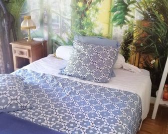 A bright and relaxing room in an idyllic setting for holidaymakers and students. - Lozanne - Ložnice