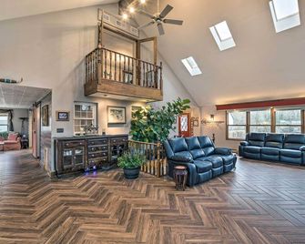 Pet-Friendly Bartlett Farmhouse w/ Deck! - Bartlett - Lobby
