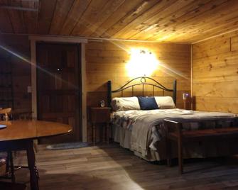 Wolfwood Guest Ranch - Clearwater - Schlafzimmer