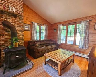 Private Cabin perfect for couples and families! - Bristol - Living room