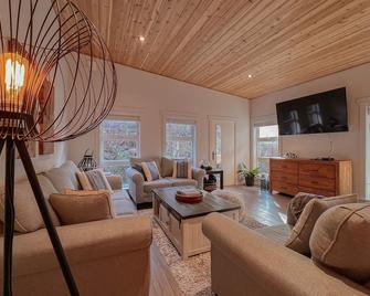 Tofino Escape-Hot Tub, Modern, Marina, Pets, Bbq - Tofino - Wohnzimmer