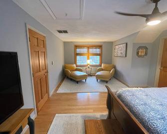 Fabulous Get Away for Adults w/beautiful pool & yard - Salisbury - Bedroom