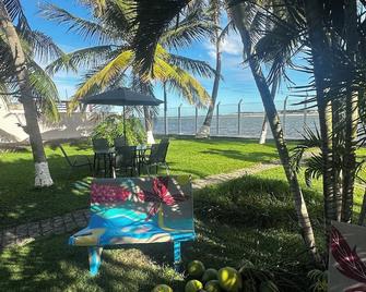 Beachfront House in Barra de Sao Miguel - Roteiro - Patio