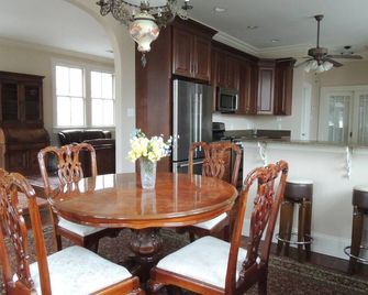 1929 Beautifully Renovated Home 4 Blocks From Ferry to French Quarter - New Orleans - Dining room