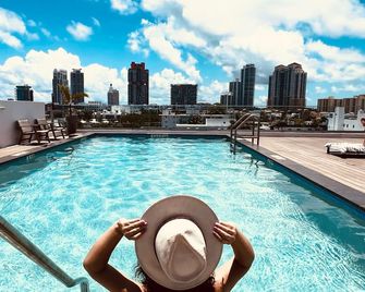 Upsun Hotel - Miami Beach - Pool