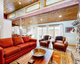 Downtown guest house with yard, grill, streaming, fireplace, & washer/dryer - Flagstaff - Living room