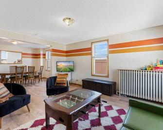 919 · Cumming Avenue Rentals #919 - Superior - Living room