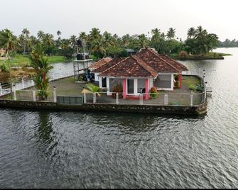 Mira's Pmc Lakeshore Resort - Alappuzha - Outdoor view