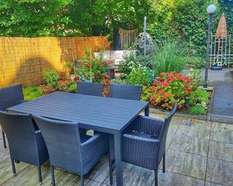 2 Zimmer Apartment am Zoo mit Garten - Wuppertal - Patio