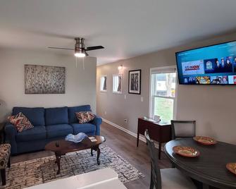 LondonHouse615 Relax & Rejuvenate:Tranquility Awaits! 2 bed/1bath @ Aly Farm - Spring Hill - Living room
