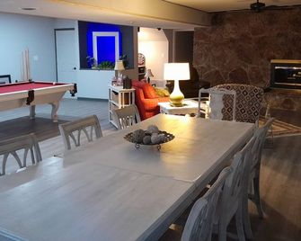 Spacious, private retreat - hot tub, firepit, pool table, dry sauna, patio - Oak Ridge - Eetruimte