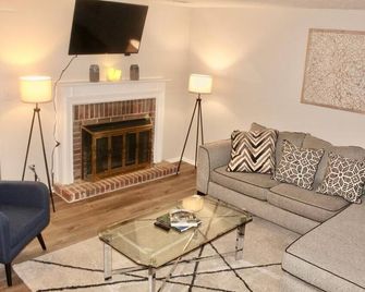 Cheerful 2 bedroom townhouse with indoor fireplace - Tucker - Living room