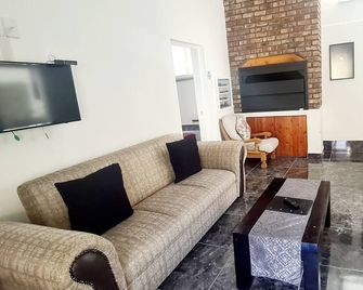 Old Mill Lodge, Working Ostrich Farm & Restaurant, Oudtshoorn - Oudtshoorn - Oturma odası