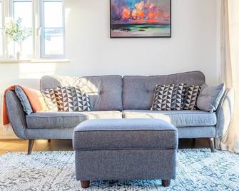 Severn View by Tŷ SA - Newport - Living room