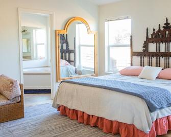 A light-filled home with views of the Jemez - Abiquiu - Habitación