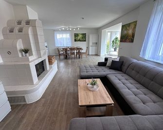 Haus Ostseesprung - Fewo Sarah Hochparterre gratis WLAN, Parkplatz und gem Garten - Bad Doberan - Sala de estar