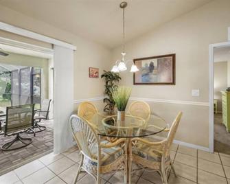 Family vacation, heated pool, wake up to enjoy the sunrise - Villa Pine Island - Matlacha - Dining room