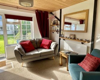 10 mins drive to beaches and harbour.Idyllic location.Pub nearby. Dog friendly - Braunton - Living room