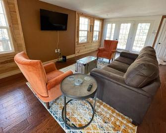 Cozy lake cottage minutes from Lake Barkley Resort and Land Between the Lakes. - Cadiz - Вітальня