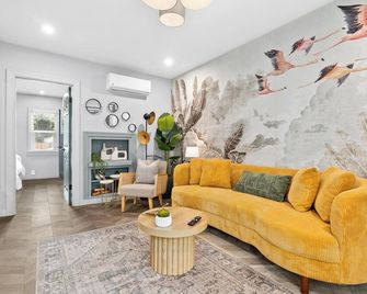 Luxe Haven Retreat - Monrovia - Living room