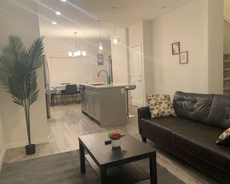 Glamorous 3 BR Villa with Double Garage - Regina - Living room