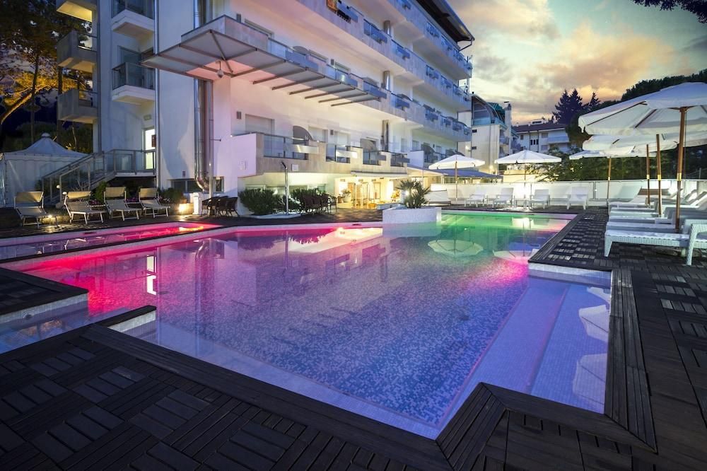 Hotel Rex - ליניאנו סביאדורו - בריכה