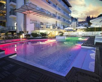 Hotel Rex - ליניאנו סביאדורו - בריכה