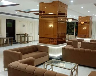 Drive In 24 Hotel - Morādābād - Лаунж