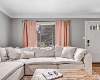 Charming 3 BR Brick Lodge in Cleveland - Cleveland - Living room