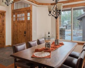 56263 Sable Rock Loop | 5 Br / 5.5 Ba, Sleeps 12 - La Pine - Comedor
