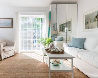 One Bedroom Fully Equipped Mahone Bay Luxury Cottage - Mahone Bay - Obývací pokoj