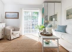 One Bedroom Fully Equipped Mahone Bay Luxury Cottage - Mahone Bay - Phòng khách