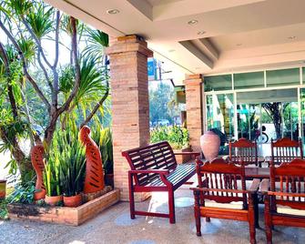 Thong Paeka Hotel - Prasat - Patio