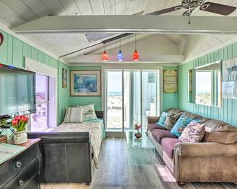 Sea Turtle Suite Condo with Clearwater Beach Views - Clearwater - Living room