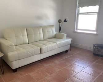 Historic 3-Bedroom 2-Full Baths Victorian Home Fully Furnished in Prime Location - Monroe - Sala de estar
