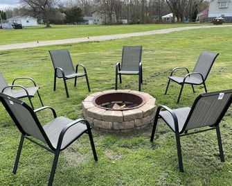 Center Strip Location|Pet Friendly|Wi-Fi|A/C|Steps from Winery & Golf Course - Geneva-on-the-Lake - Patio