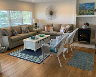 Waterfront Home In The Gateway To Cape Cod. 8 minutes to Bourne Bridge. - Plymouth - Living room