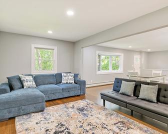 Hampton Bays Retreat Walk to Squires Beach! - Hampton Bays - Sala de estar