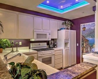Colorful Garden Condo in Irvine Close to Beach Long-term Only - Irvine - Kitchen