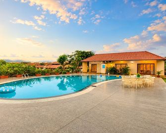 Touchwood Bliss - Igatpuri - Piscina